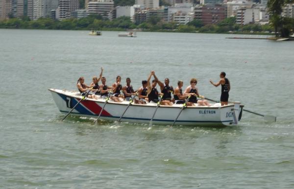 Ainda no barco, vascanos comemoram a vitria na regata da CIAW, em 12 de outubro 