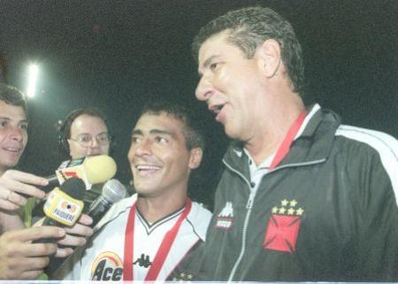 Romrio e o treinador Joel Santana, campees da Mercosul 2000