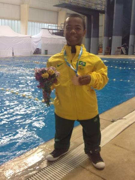 O nadador Adriel de Souza, destaque do Paradesporto vascano, exibe uma das 4 medalhas que ganhou nos Jogos Parapan-Americanos Juvenis