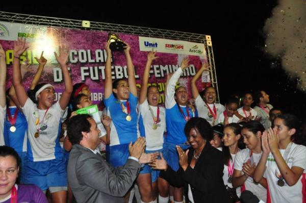 Alunas-atletas do Colgio Vasco da Gama comemoram ttulo da Copa Brasil Escolar de Futebol Feminino Sub-17