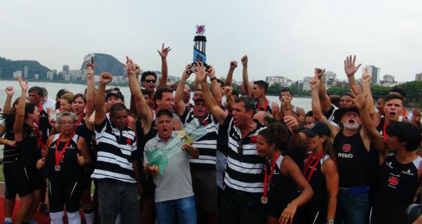 O Vasco venceu as 3 Regatas do Futuro de 2013; aqui, os remadores vascanos comemoram o ttulo da 38 edio do torneio