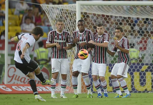 Vasco faz 3 a 1 no Fluminense pelo Brasileiro no 1 jogo entre clubes do novo Maracan: um dos poucos bons momentos vascanos em 2013