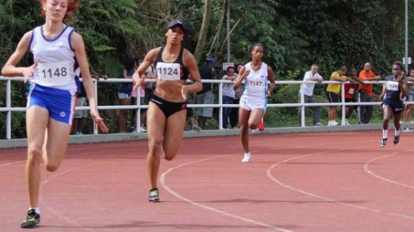Letcia, com a camisa do Vasco, venceu os 400m e os 800m