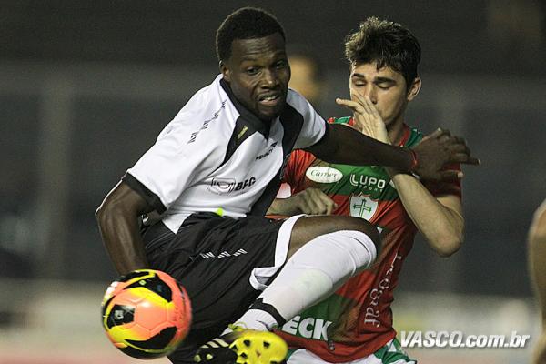 Em maio, o Vasco estreou no Brasileiro vencendo a Portuguesa por 1 a 0, gol de Tenorio