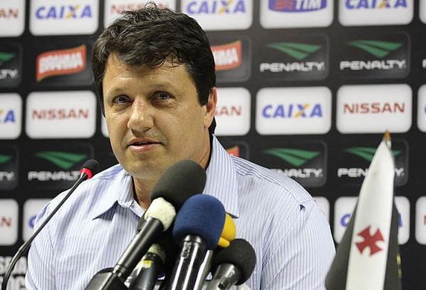 Em outubro, o Vasco apresentou o treinador Adlson Batista para tentar livrar o time do rebaixamento