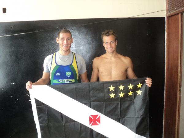 Ariel e Cristian posam com a bandeira vascana no corredor dos dormitrios da Sede Nutica