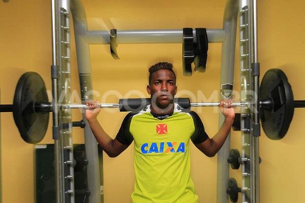 Thalles na academia em Pinheiral: atacante espera chances na temporada 2014