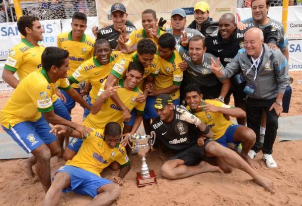 Jogadores da seleo brasileira comemoram ttulo da Copa San Luis, em Merlo, na Argentina