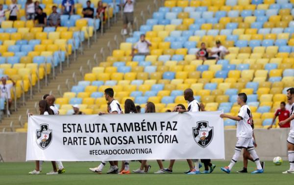 Jogadores do Vasco entram em campo com faixa de apoio a Tinga