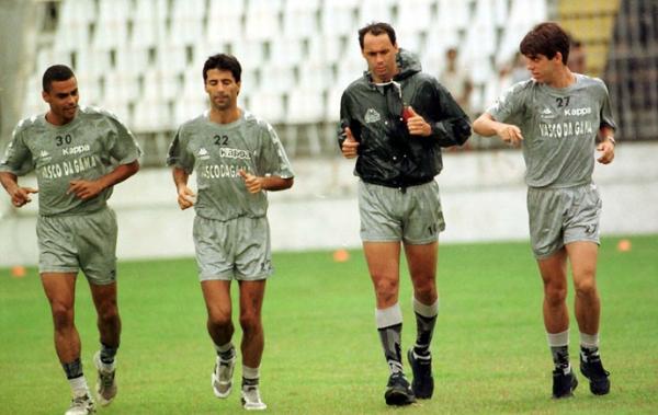 Juninho bate papo com Nasa, Mauro Galvo e Evair no treino fsico em So Janurio, em 1997