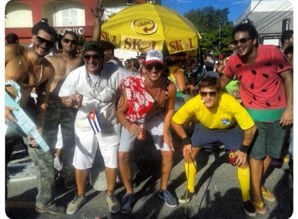 Nathan Coelho vestido de Rodrigo Castanheira ao lado de amigos em Volta Redonda