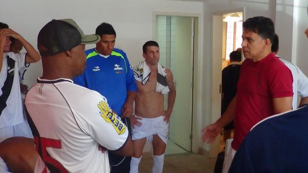 Ricardo Rocha no vestirio com os jogadores