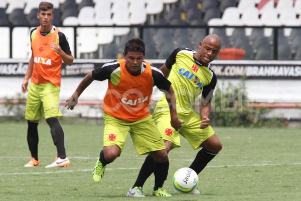 Bruno Cosendey (ao fundo) observa disputa de bola entre Daniel Pessoa (de colete) e Jonatas Paulista