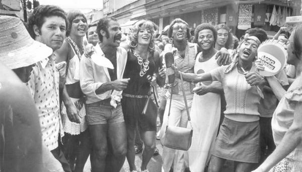 1973: Joel Santana (de saia branca), Brito (de short), Moiss (de vestido preto) e Alcir Portella (de vestido branco) no Bloco das Piranhas