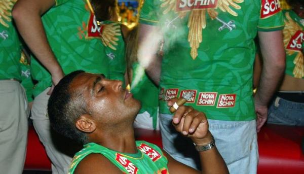 2006: Romrio faz uma pausa na busca pelo milsimo gol para fumar um charuto no camarote da cerveja Nova Schin