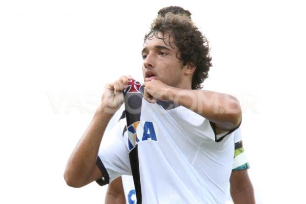 Hugo Borges comemora seu primeiro gol em So Janurio