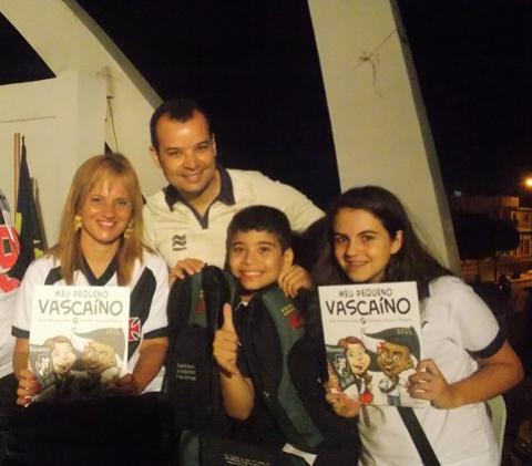 Katia Magalhes, Marcelo Macedo e os mascotes Marcelo Cau e Maria Victria.