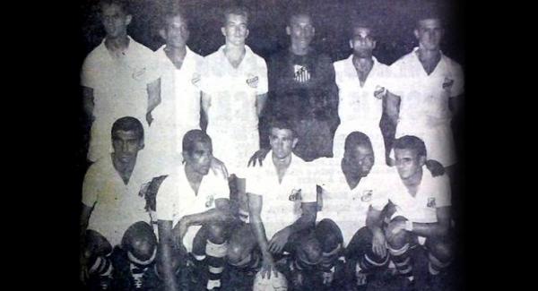 Bellini quando jogou com a camisa do Santos FC. Ele  o sexto, de p, da esquerda para direita