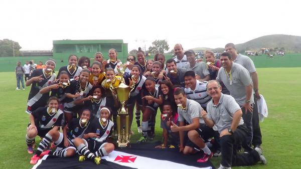 Equipe adulta festeja conquista da Taa Cidade de Nova Iguau em 2013
