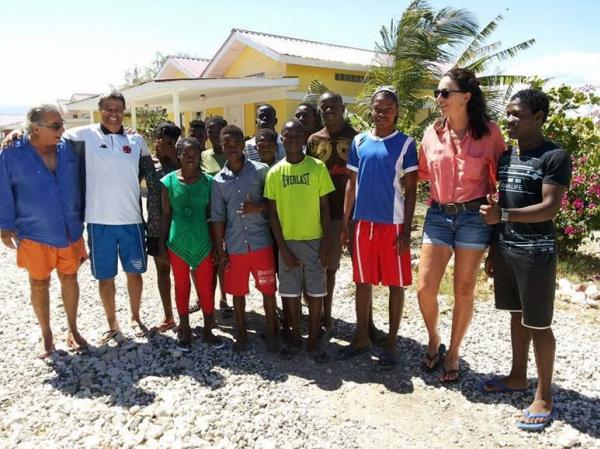 Tcnico Maurcio conhecendo os projetos realizados com as crianas do Haiti em um dos bairros mais perigosos e problemticos de Porto Prncipe.