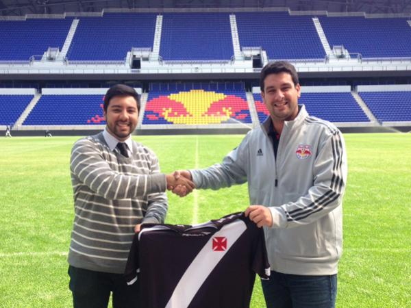 Gabriel Leonardo, do marketing Vascano, com o diretor tcnico de futebol do Red Bulls Ricardo Campos