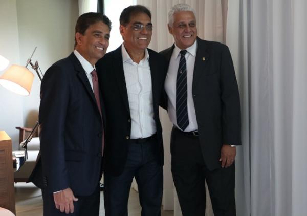 Deputado estadual Bebeto, Dissica Valrico - presidente da Federao de Futebol do Amazonas e o presidente do Vasco Roberto Dinamite