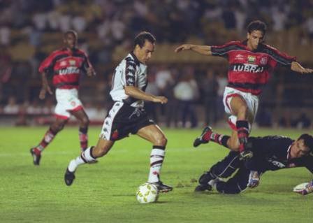 Edmundo marcou trs gols no Flamengo em 1997