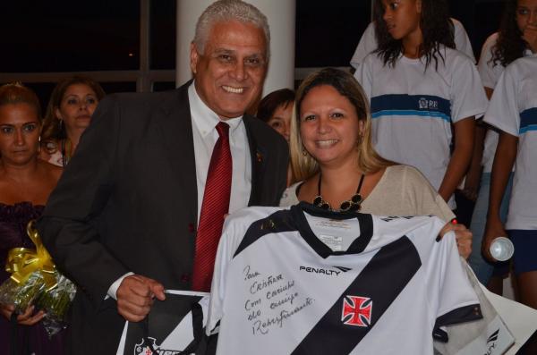 Presidente Roberto Dinamite entrega camisa do Vasco para a diretora Marta Gomes