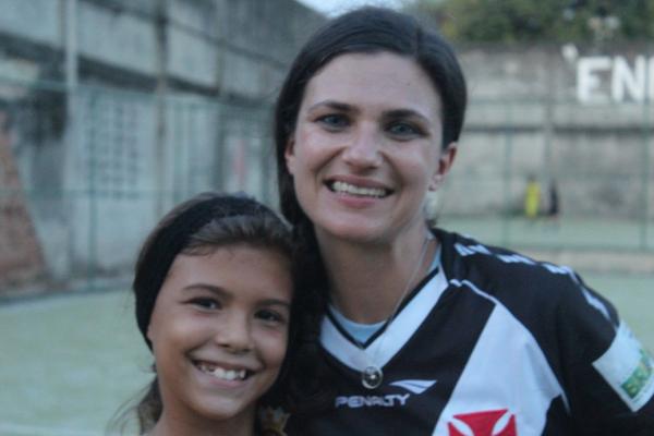 Erica Woda posa para foto com uma das jogadoras do Vasco