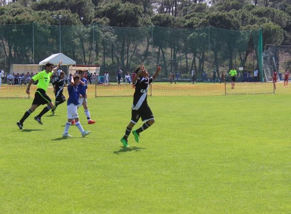 Thiago festaja um de seus gols na goleada sobre o NFA. O atacante  a esperana de gols do Vasco.