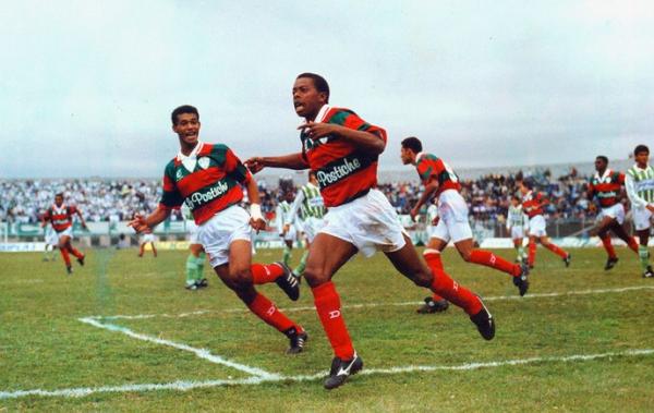 Dener jogando pela Portuguesa em 1992