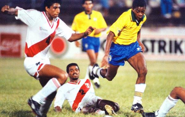 Dener jogando pela Seleo Brasileira em 1992