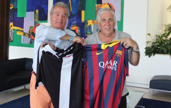 Simon Franch e o VP de patrimnio Manuel Barbosa trocam cordialmente camisas de seus clubes.