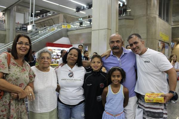 Atacante Pedrinho posa com a famlia e com o pai do lateral Thiago Gutierres, que distribuiu chocolate para a garotada