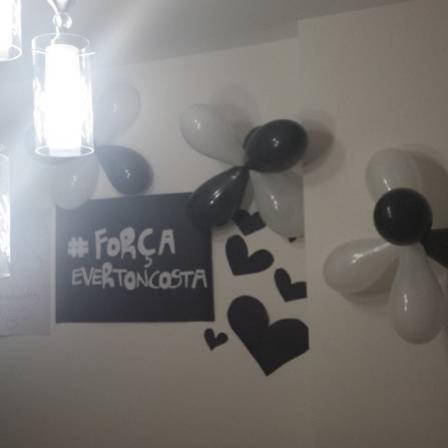 A recepo para Everton Costa em sua casa, com direito a um painel de boas-vindas