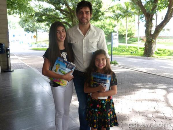 Juninho Pernambucano com as filhas nos bastidores do Encontro