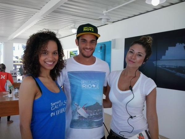 Guilherme Costa atendeu aos pedidos de fotos de produtores e fs durante etapa Rio do mundial de surfe.