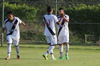 Luan festeja primeiro gol do jogo com Matheus Santana (11) e verton Frana