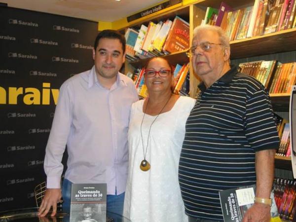 Bruno Freitas, autor do livro, Tereza Borba, filha adotiva de Barbosa, e o jornalista Srgio Cabral no lanamento do livro no Rio de Janeiro