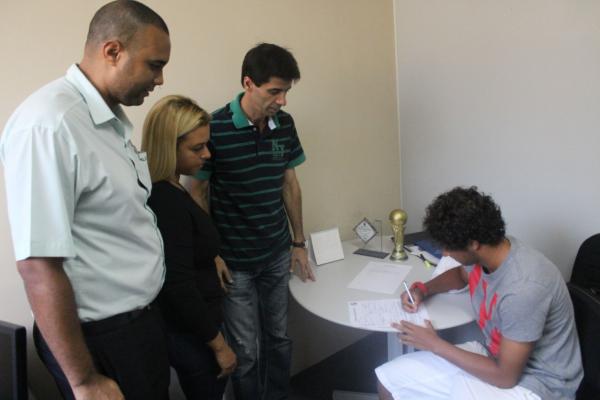 Sob olhares de Mauro Galvo e dos pais, Hugo Borges assinou seu primeiro contrato profissional