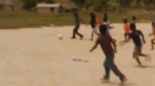 ndios jogando futebol