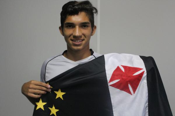Andrey Ramos posa com a bandeira do Vasco aps a assinatura