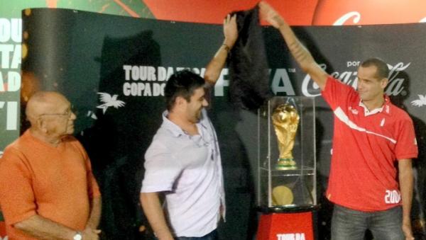 Pacoti recebe a Taa da Copa do Mundo, em Fortaleza, com ex-jogador Rivaldo