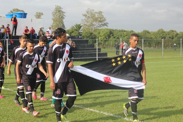 Jogadores entraram em campo com a bandeira do Vasco