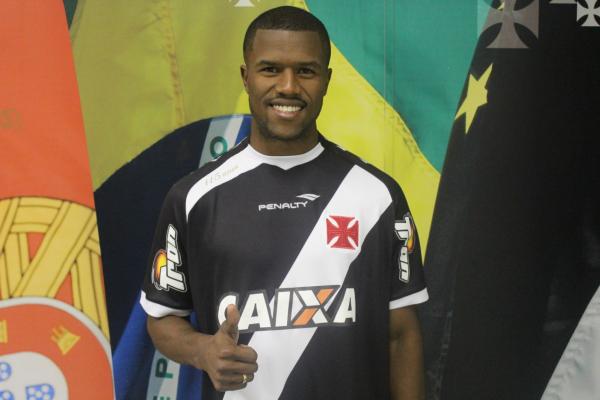 Carlos Csar posa com a camisa do Vasco