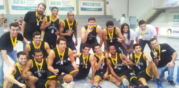 Equipe do CEUB Universitrio/DF que conquistou no final de abril a Copa Brasil Centro-Oeste (Marcellus ao centro, em frente ao trofu, e Diego deitado  direita, o segundo jogador da direita para a esquerda)
