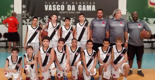 Equipe mirim estreou os novos uniformes do basquetebol vascano