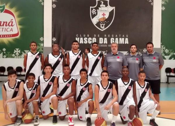 Equipe infanto-juvenil de basquete perfilada, com uniforme novo, antes de vencer o Botafogo em So Janurio