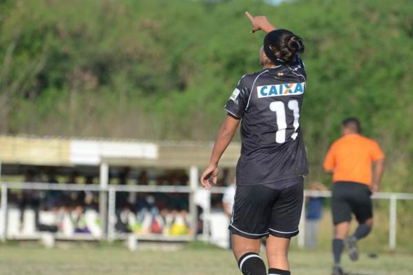 Lais Veloso comemora o primeiro gol da partida