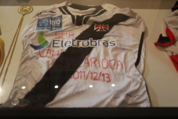 Camisa do Vasco autografada pelas tricampes estaduais sub-17